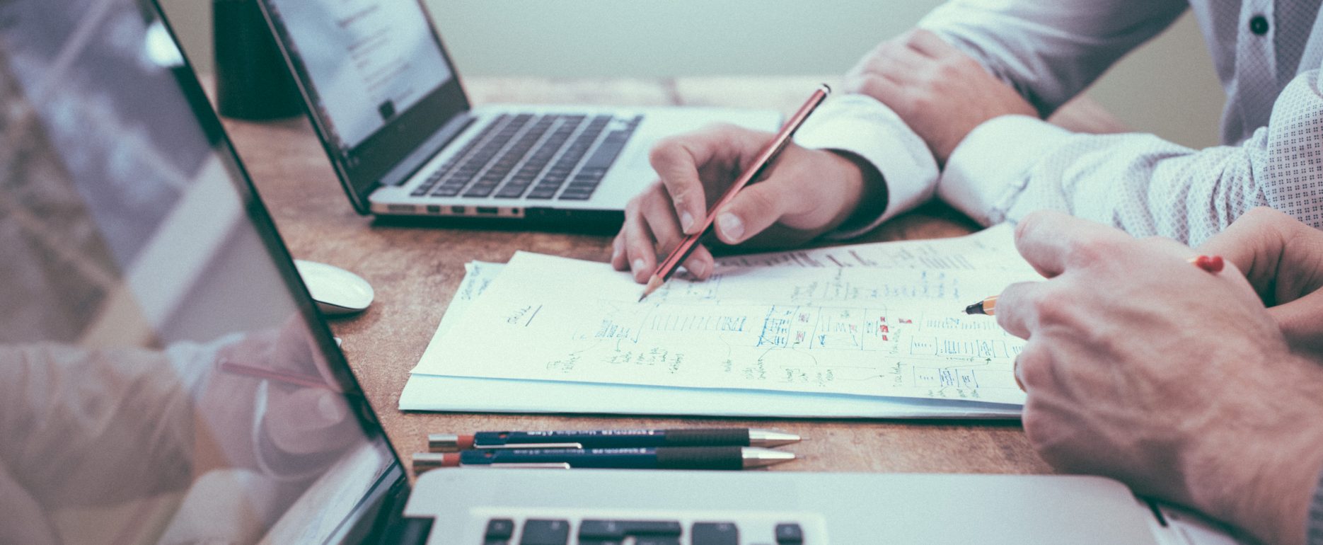 optimizing content for seo and ux / Photo: Foto von <a href="https://unsplash.com/@homajob?utm_source=unsplash&utm_medium=referral&utm_content=creditCopyText">Scott Graham</a> auf <a href="https://unsplash.com/de/fotos/5fNmWej4tAA?utm_source=unsplash&utm_medium=referral&utm_content=creditCopyText">Unsplash</a>